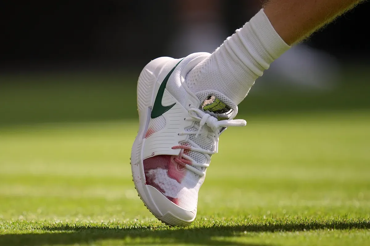 Sinner avanza en Wimbledon tras un debut complicado