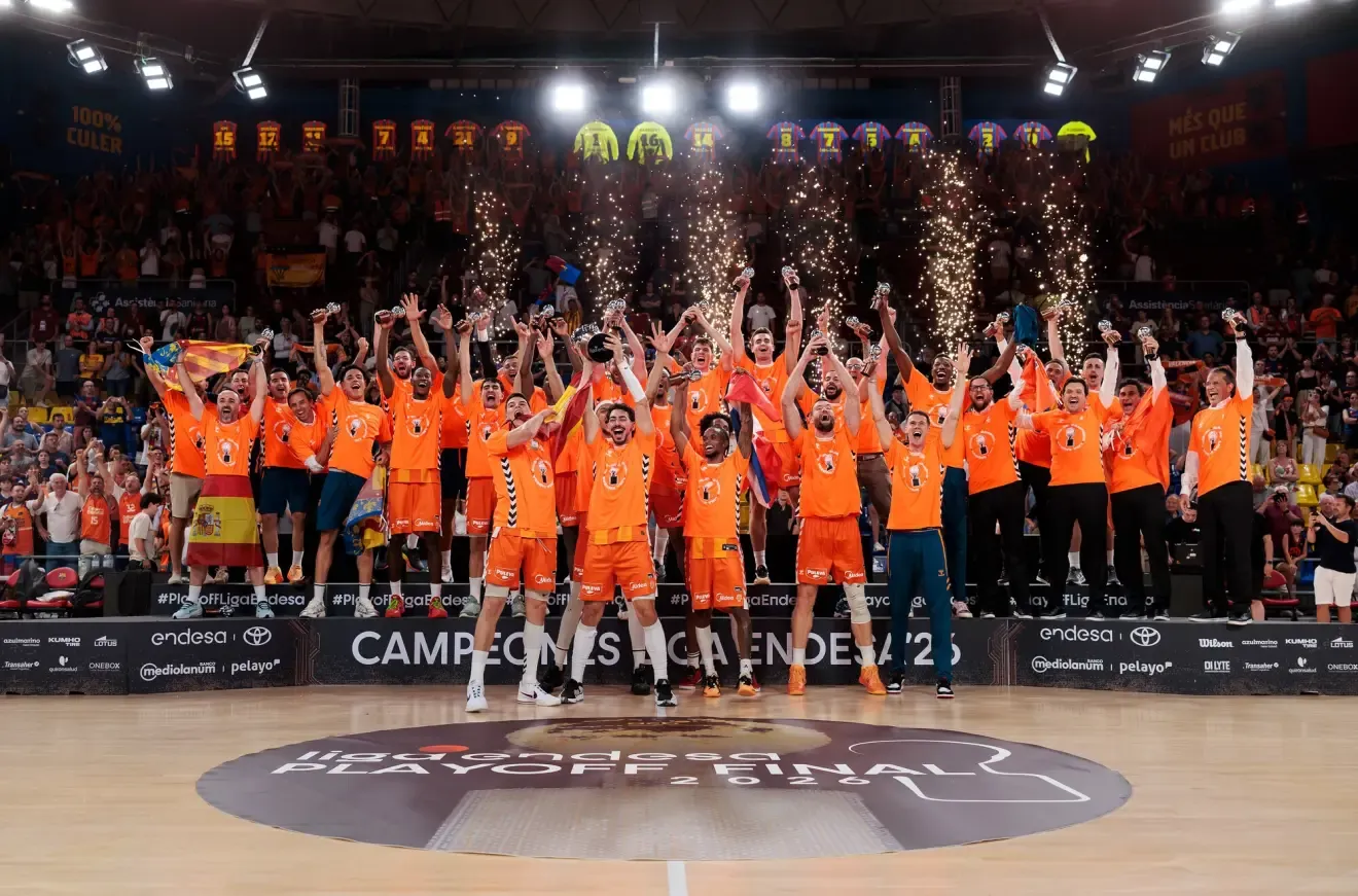 Los jugadores del Valencia Basket celebran el título de la Liga Endesa.