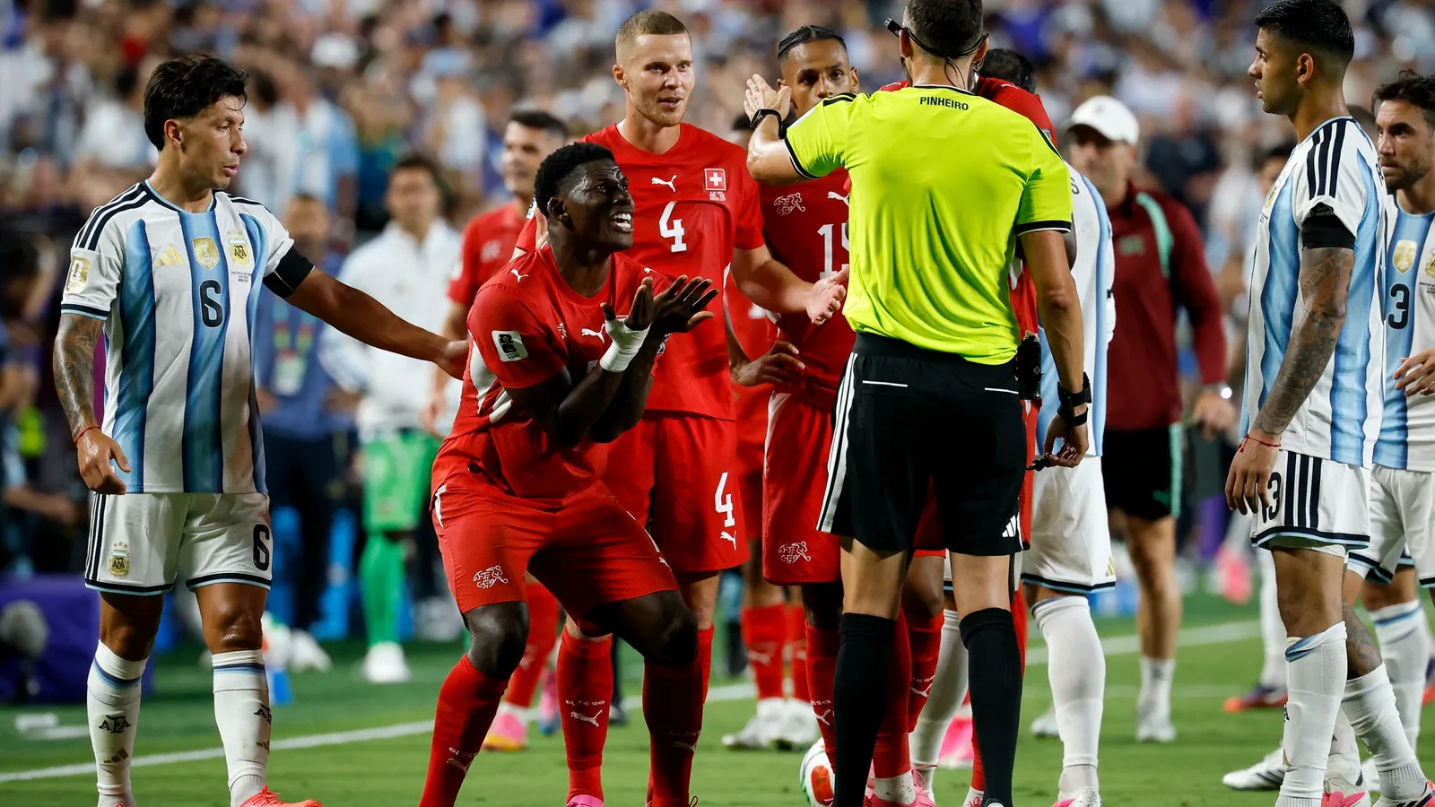 Kansas City: la regla de ‘identidad equivocada’ del VAR marca el partido entre Argentina y Suiza
