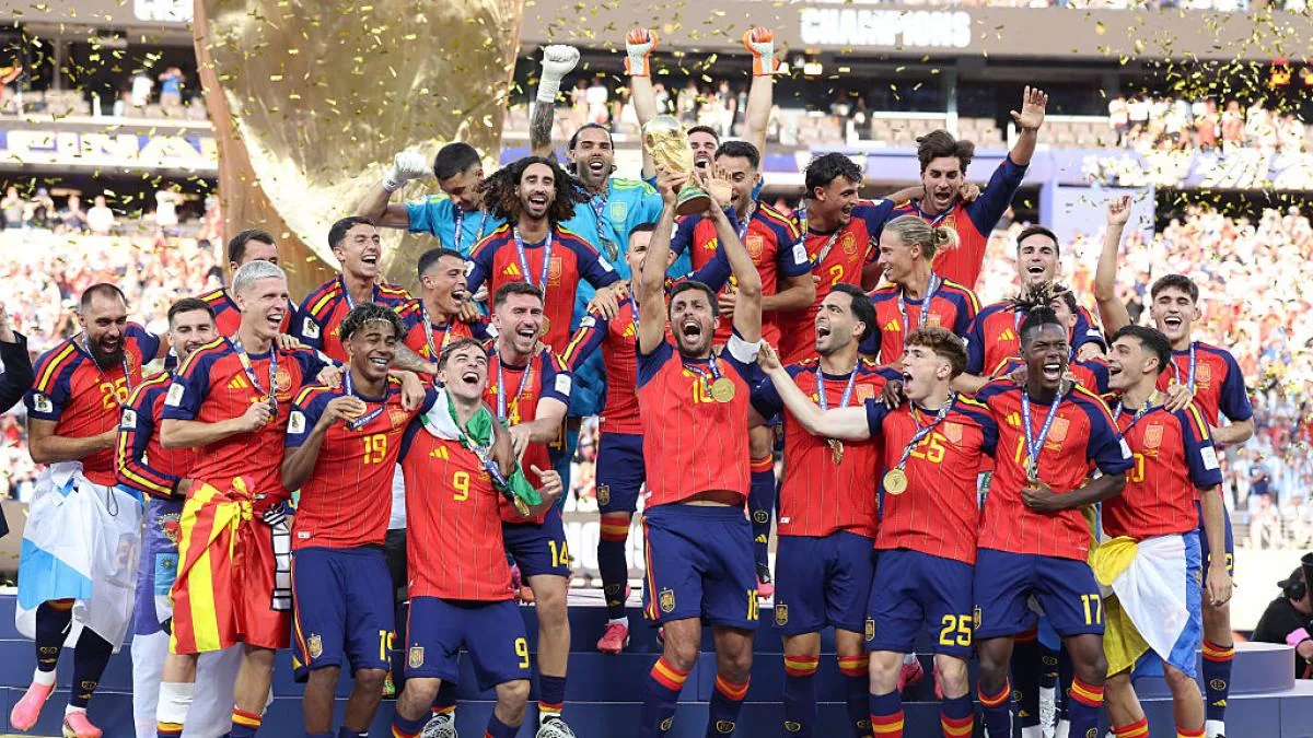 España repite amuletos en sus victorias mundialistas, de Shakira a una moneda
