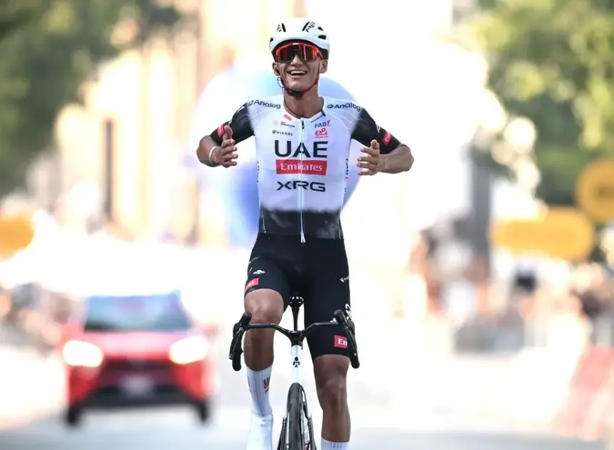 El ciclista mexicano Isaac del Toro hace historia en el Tour de Francia