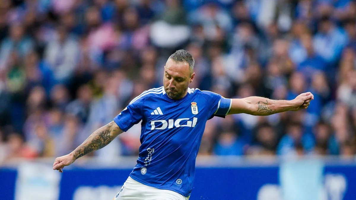 Santi Cazorla finaliza su etapa como futbolista profesional en el Real Oviedo