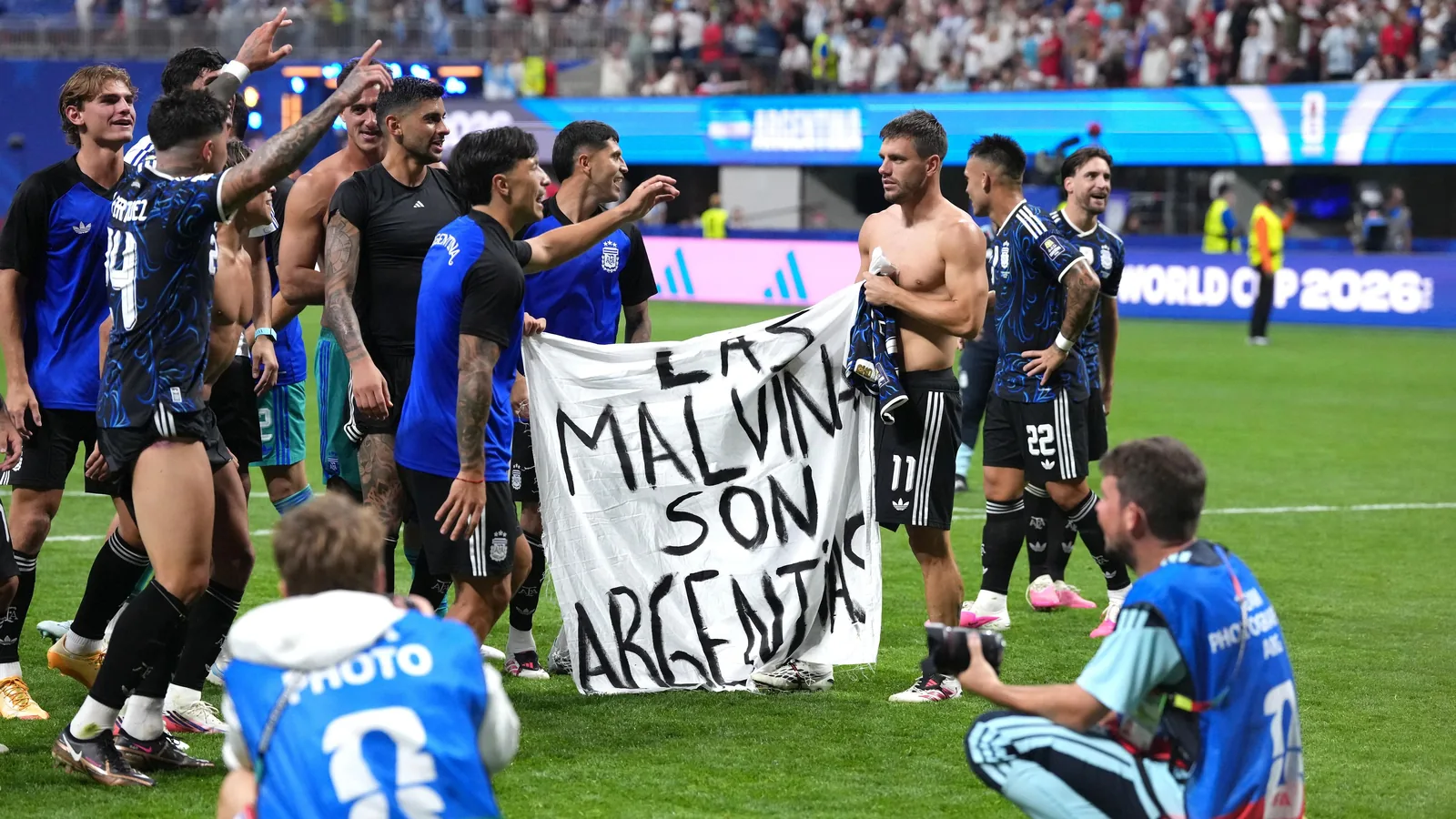 Jugadores argentinos exhiben pancarta de las Malvinas tras victoria en semifinales del Mundial