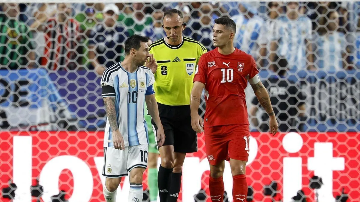 La IFAB reconoce un «grave error» arbitral en la expulsión de Embolo contra Argentina en el Mundial