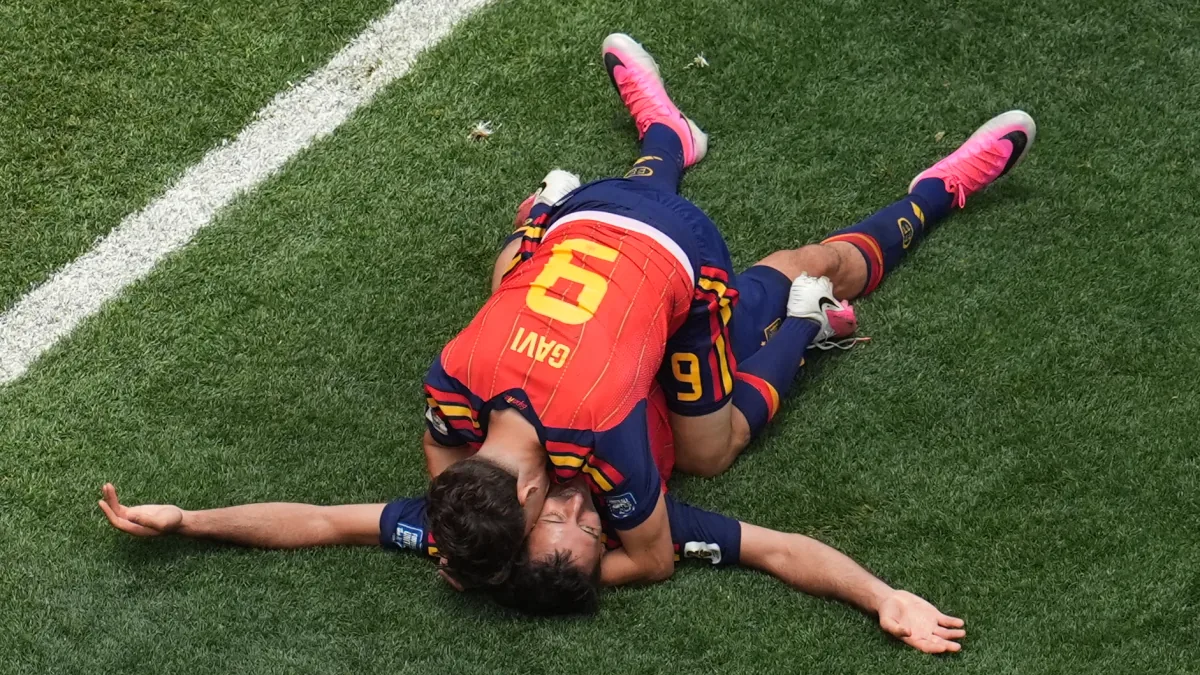 España avanza a octavos de final en el Mundial con un fútbol dinámico