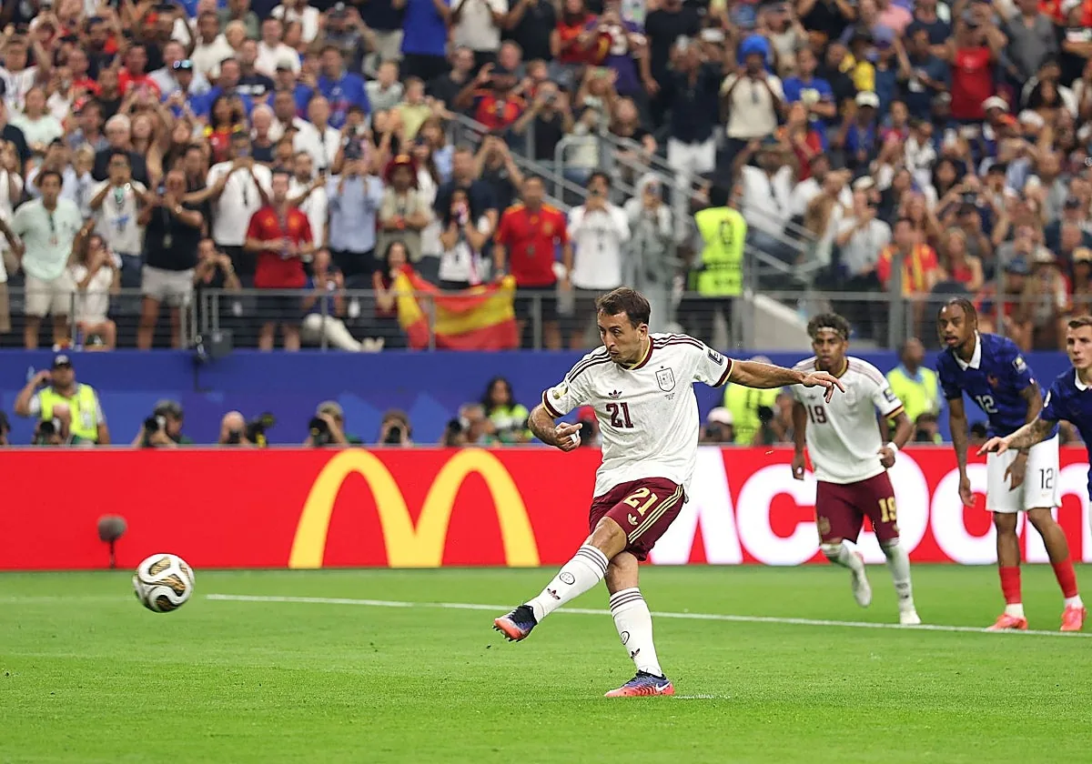 Oyarzabal anota de penalti tras un error de Digne y la picardía de Lamine Yamal