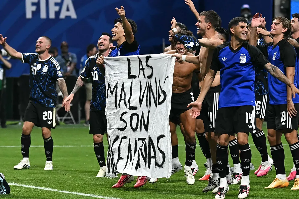 Argentina se enfrenta a posible investigación de la FIFA tras exhibir pancarta sobre las Malvinas