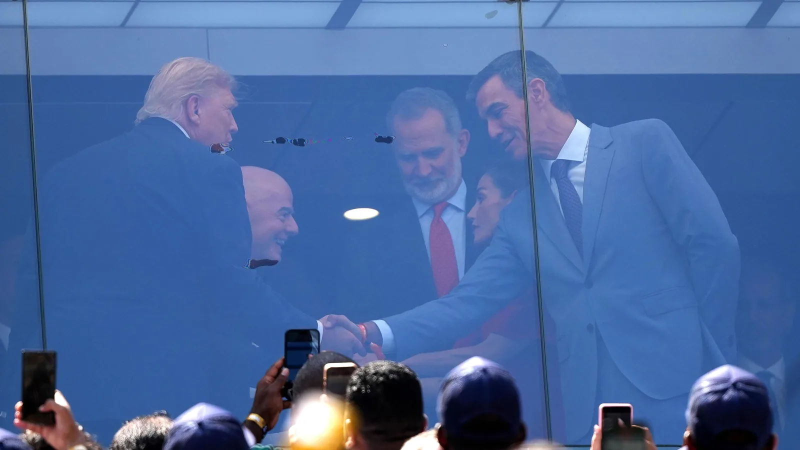 Encuentro diplomático en el palco de la final del Mundial entre Trump y Sánchez