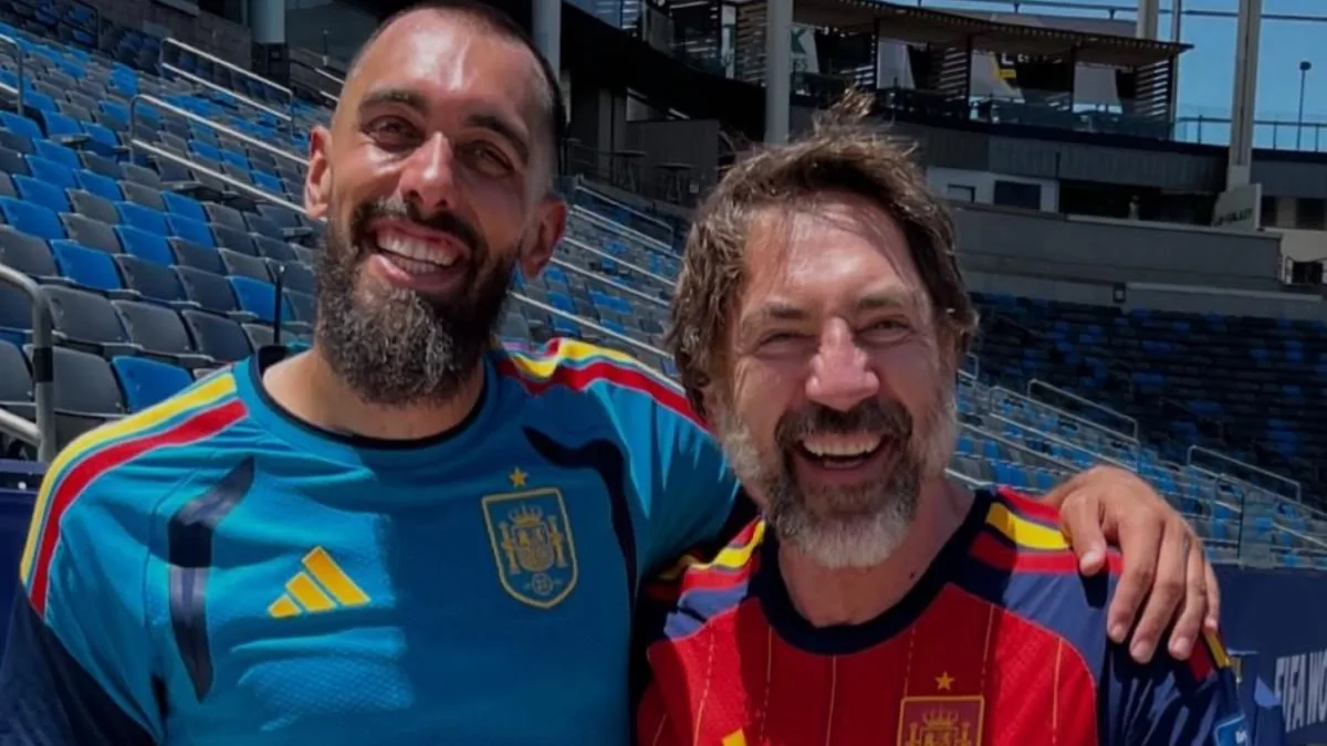 Javier Bardem cumple promesa y luce camiseta de Borja Iglesias en el partido de España