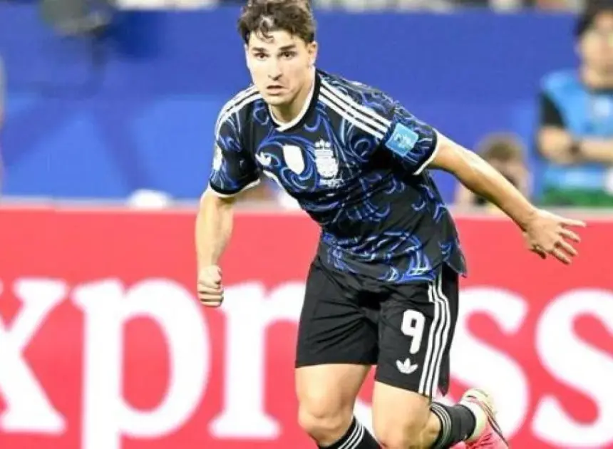 El FC Barcelona busca a Julián Álvarez, con la oferta al Atlético de Madrid rechazada