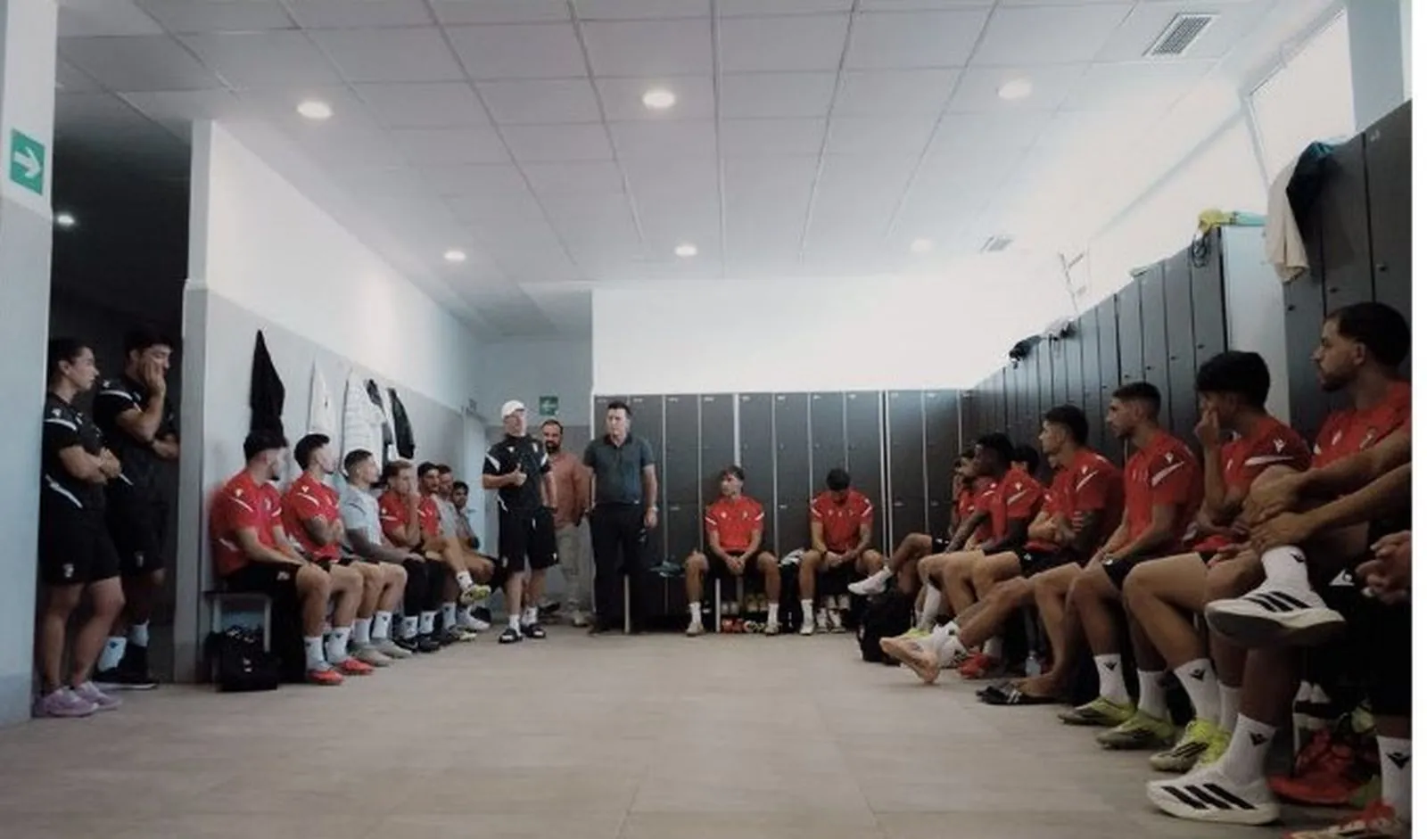 El entrenador del Ceuta da una charla a los jugadores al inicio de la pretemporada.