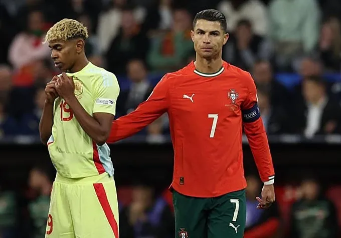 Cristiano consuela a Lamine tras la final de la Liga de Naciones del pasado año.