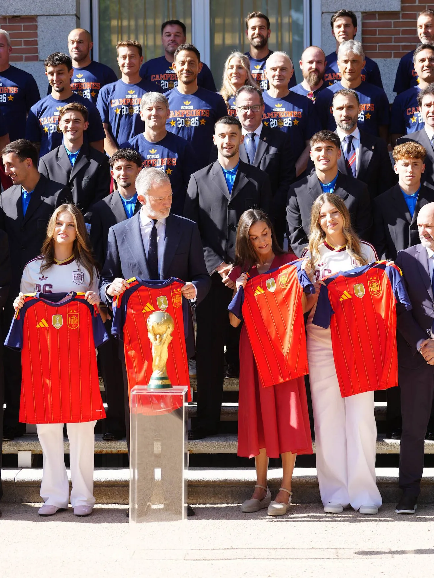 Los Reyes y sus hijas con sus nuevas camisetas con las dos estrellas. (Limited Pictures)
