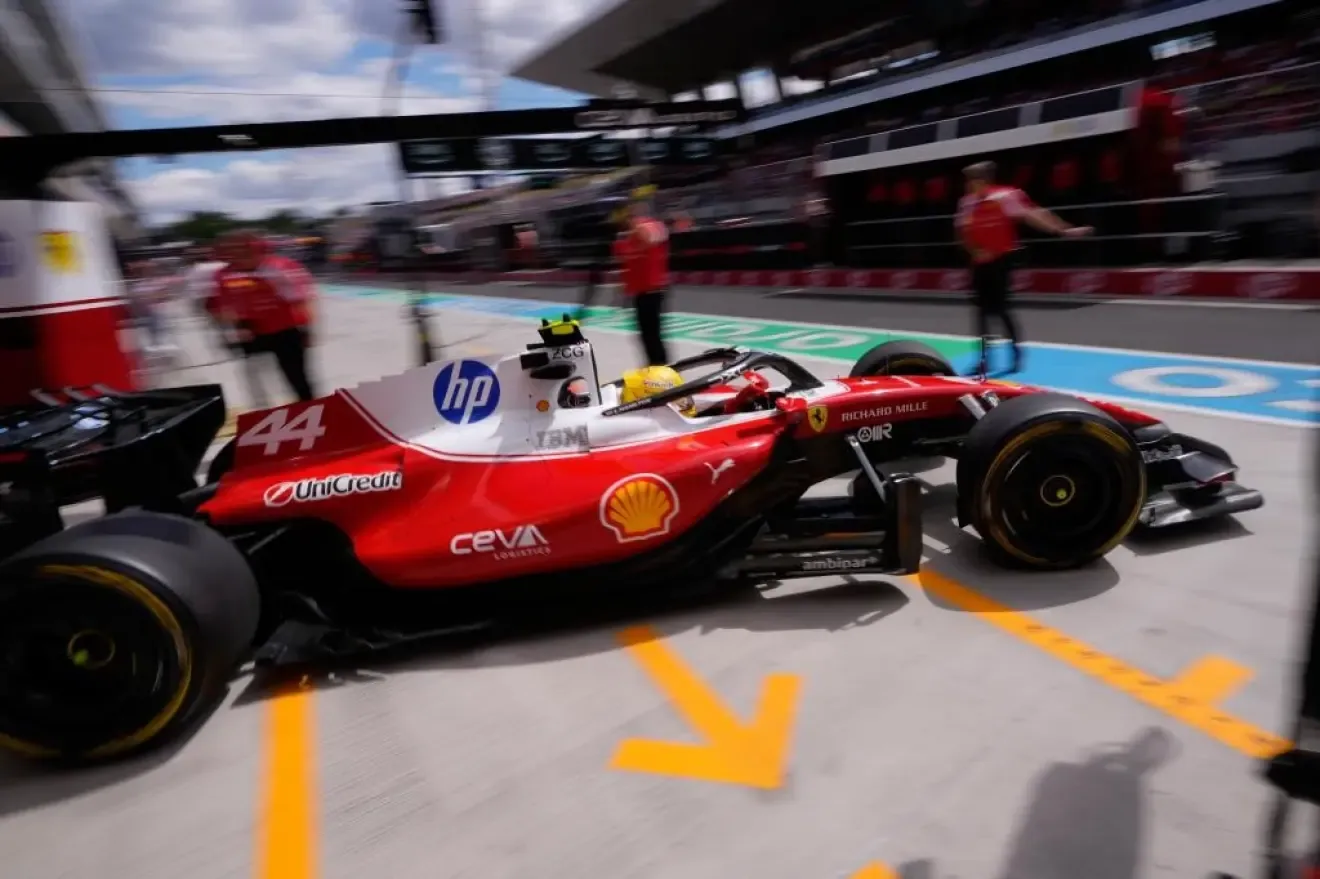 Hamilton sale de boxes.