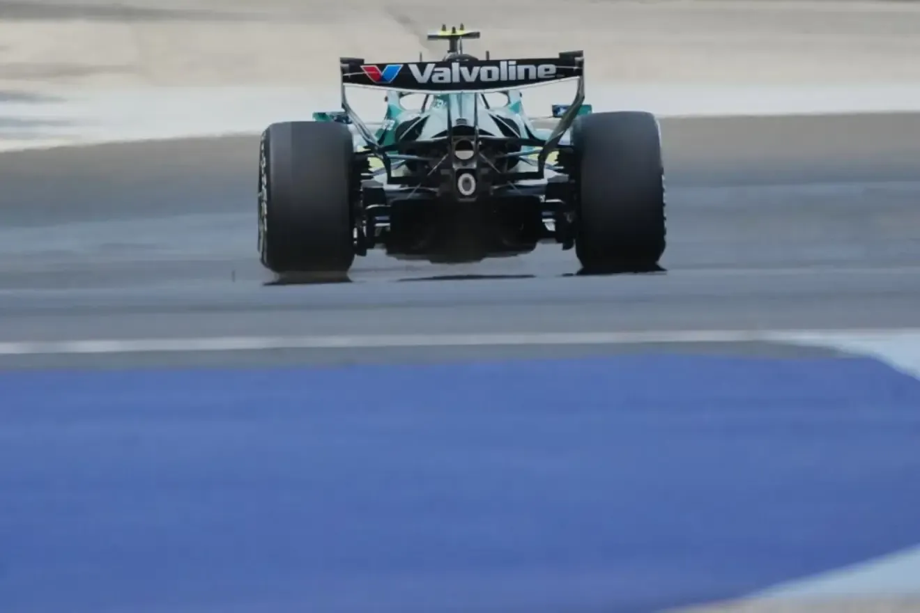 Alonso sale a pista con el nuevo AMR26.