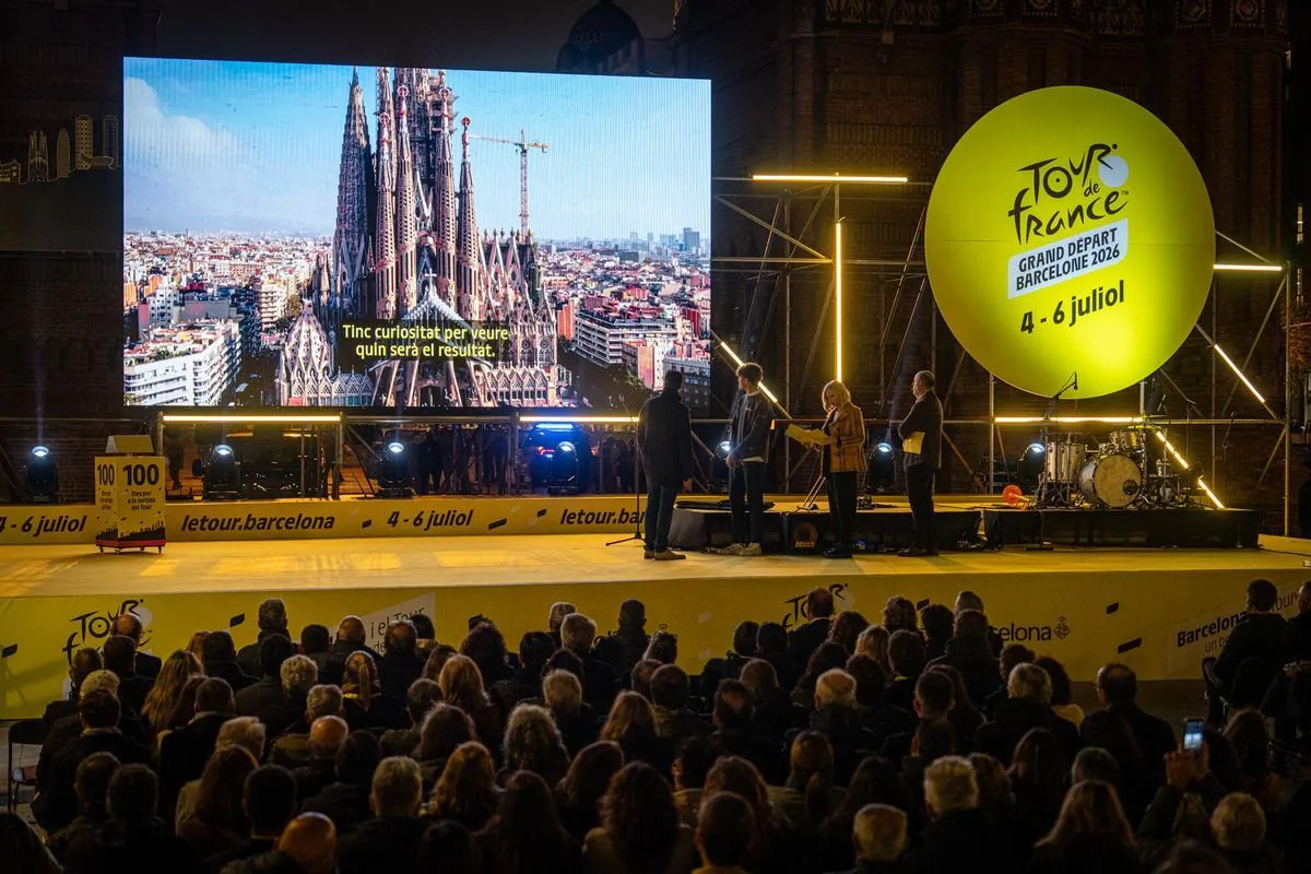 Una fiesta multitudinaria y el estreno de la canción oficial encienden la cuenta atrás del Grand Depárt del Tour en Barcelona.