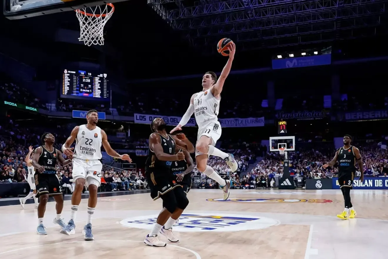 Mario Hezonja realiza una entrada a canasta.