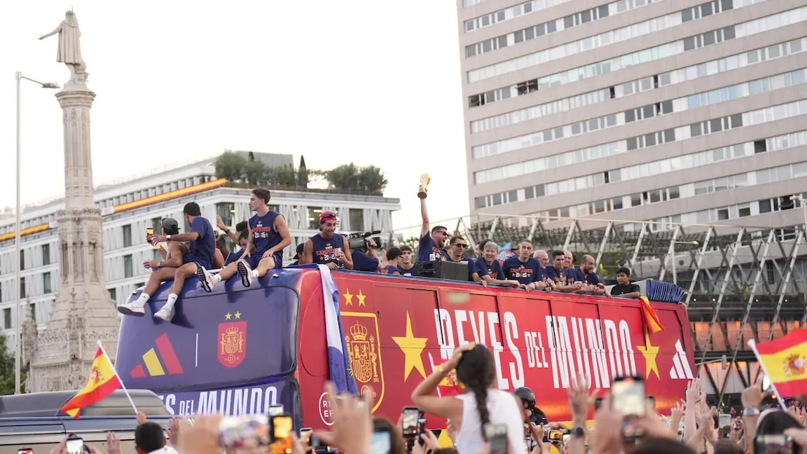 El autobús de la Selección a su paso por la plaza de Colón durante la celebración del título Mundial.
