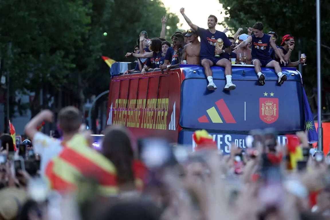 Rodrigo Hernández, con el trofeo de la Copa del Mundo, y los jugadores de la Selección recorren las calles de Madrid durante la celebración del título Mundial.