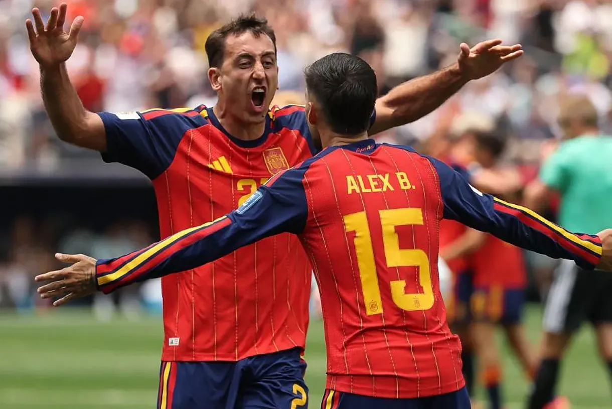 Oyarzabal celebra su primer gol.