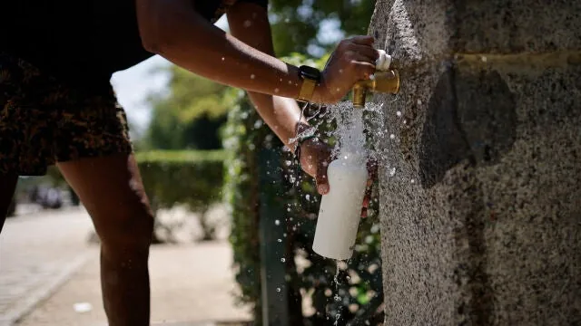 MADRID, 10/07/2026.- Una persona rellena su botella de agua en una fuente este viernes en Madrid. La segunda ola de calor, que comenzó el pasado domingo y finalizó ayer jueves, ha provocado 463 muertes atribuibles a causas relacionadas con las altas temperaturas. EFE/ Marcos Villaoslada