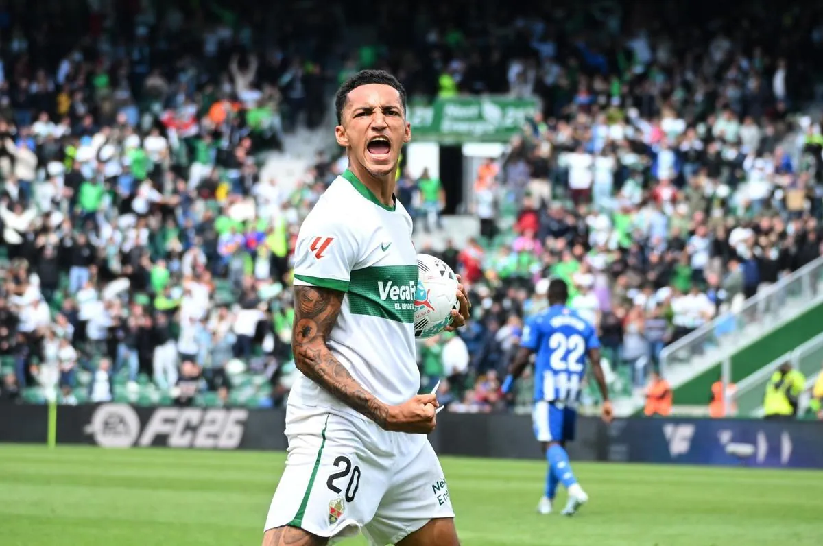 Álvaro Rodríguez celebra su gol con el balón en su brazo izquierdo