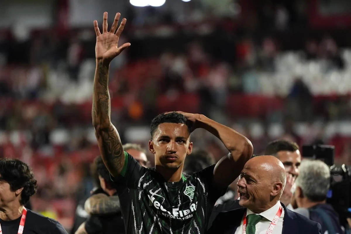 Álvaro Rodríguez, visiblemente emocionado, saluda a la afición franjiverde desplazada en Montilivi, tras la permanencia.