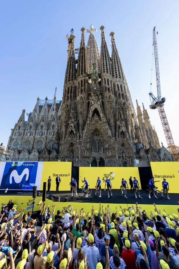 Ciclistas, aficionados y, de fondo, la Sagrada Família forman una estampa para recordar